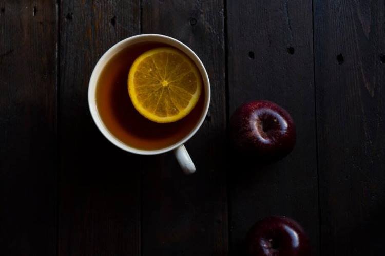 apple tea with lemon slice