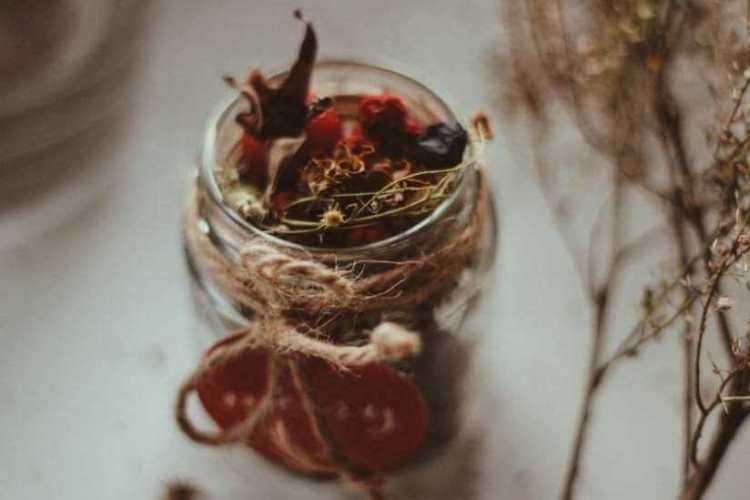 loose apple tea in mason jar