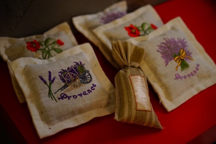 DIY potpourri sachets to get rid of closet odor